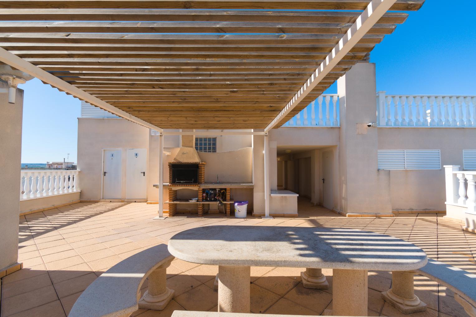 20657 (14) 2 Bed 2 Bath Apartment with large communal rooftop pool and gardens