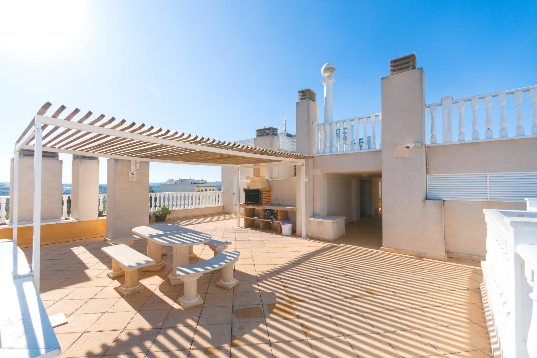 20657 (15) 2 Bed 2 Bath Apartment with large communal rooftop pool and gardens