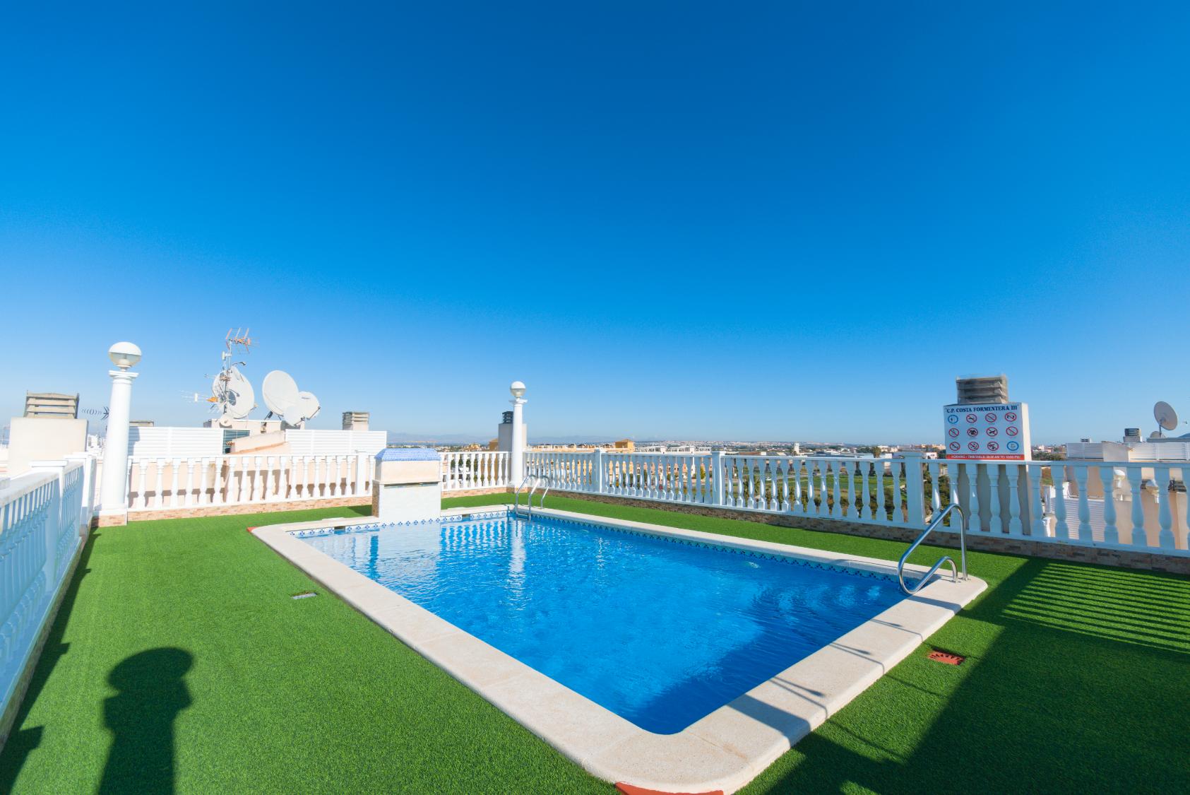 20657 (16) 2 Bed 2 Bath Apartment with large communal rooftop pool and gardens