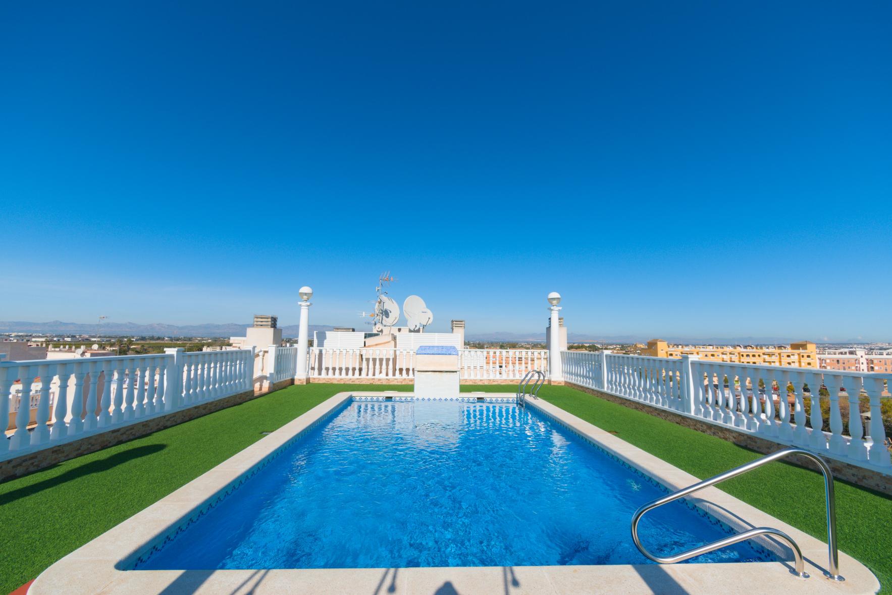20657 (17) 2 Bed 2 Bath Apartment with large communal rooftop pool and gardens