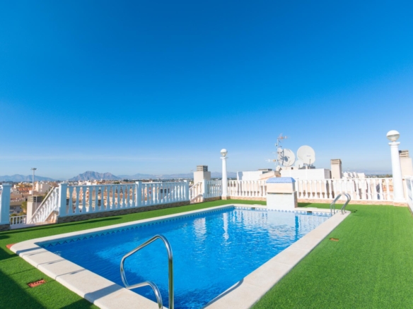 2 Bed 2 Bath Apartment with large communal rooftop pool and gardens