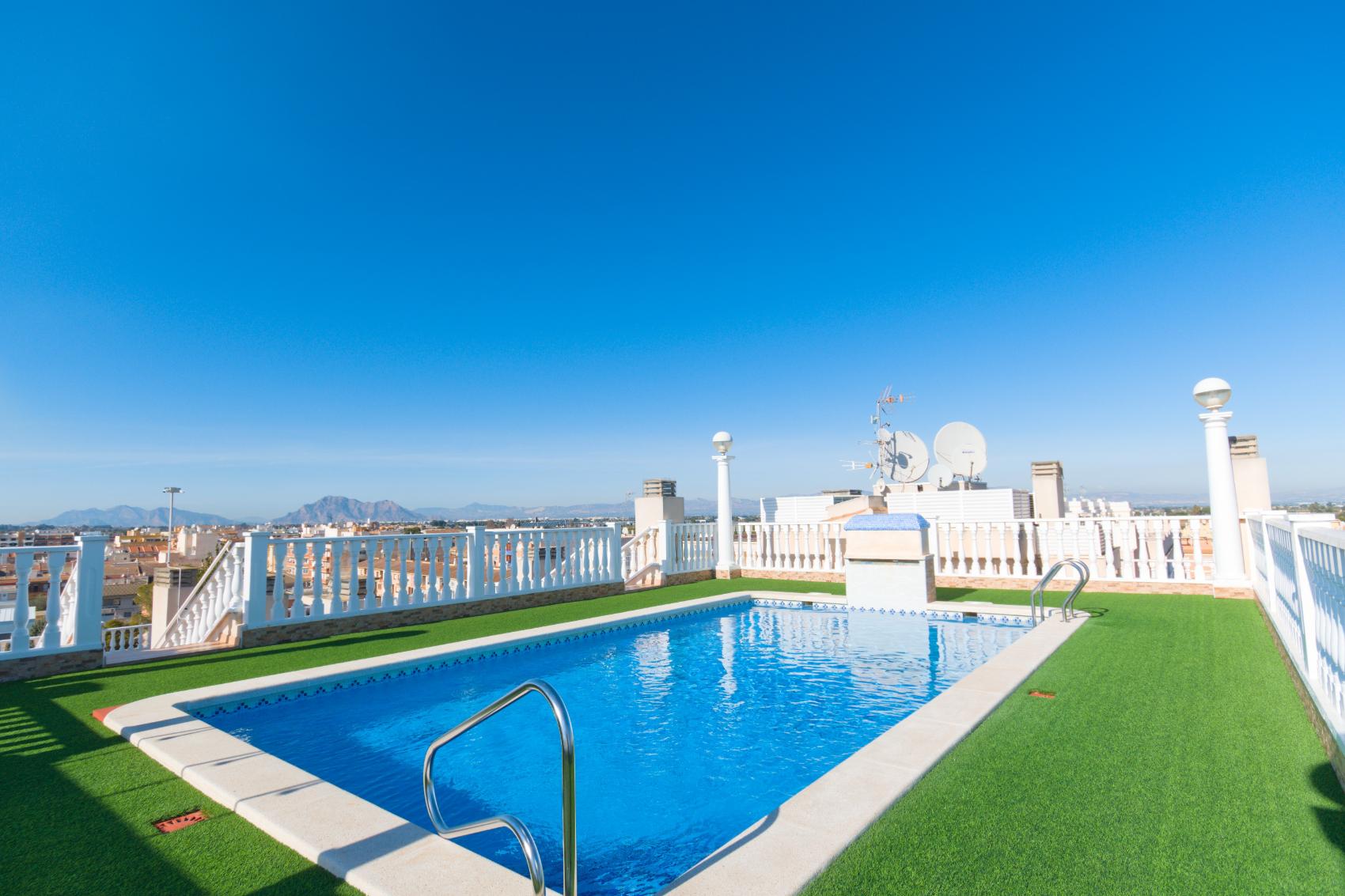 20657 (18) 2 Bed 2 Bath Apartment with large communal rooftop pool and gardens