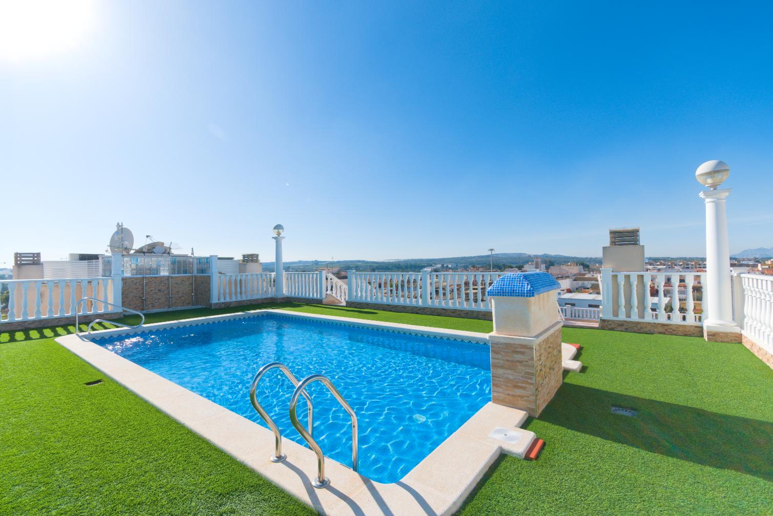 20657 (19) 2 Bed 2 Bath Apartment with large communal rooftop pool and gardens