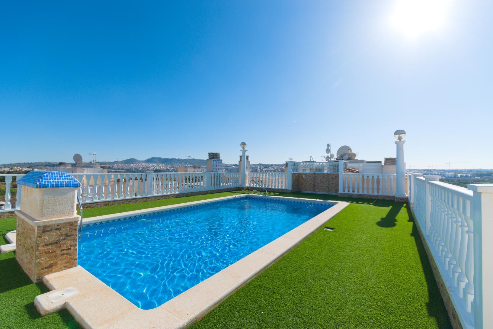 20657 (20) 2 Bed 2 Bath Apartment with large communal rooftop pool and gardens