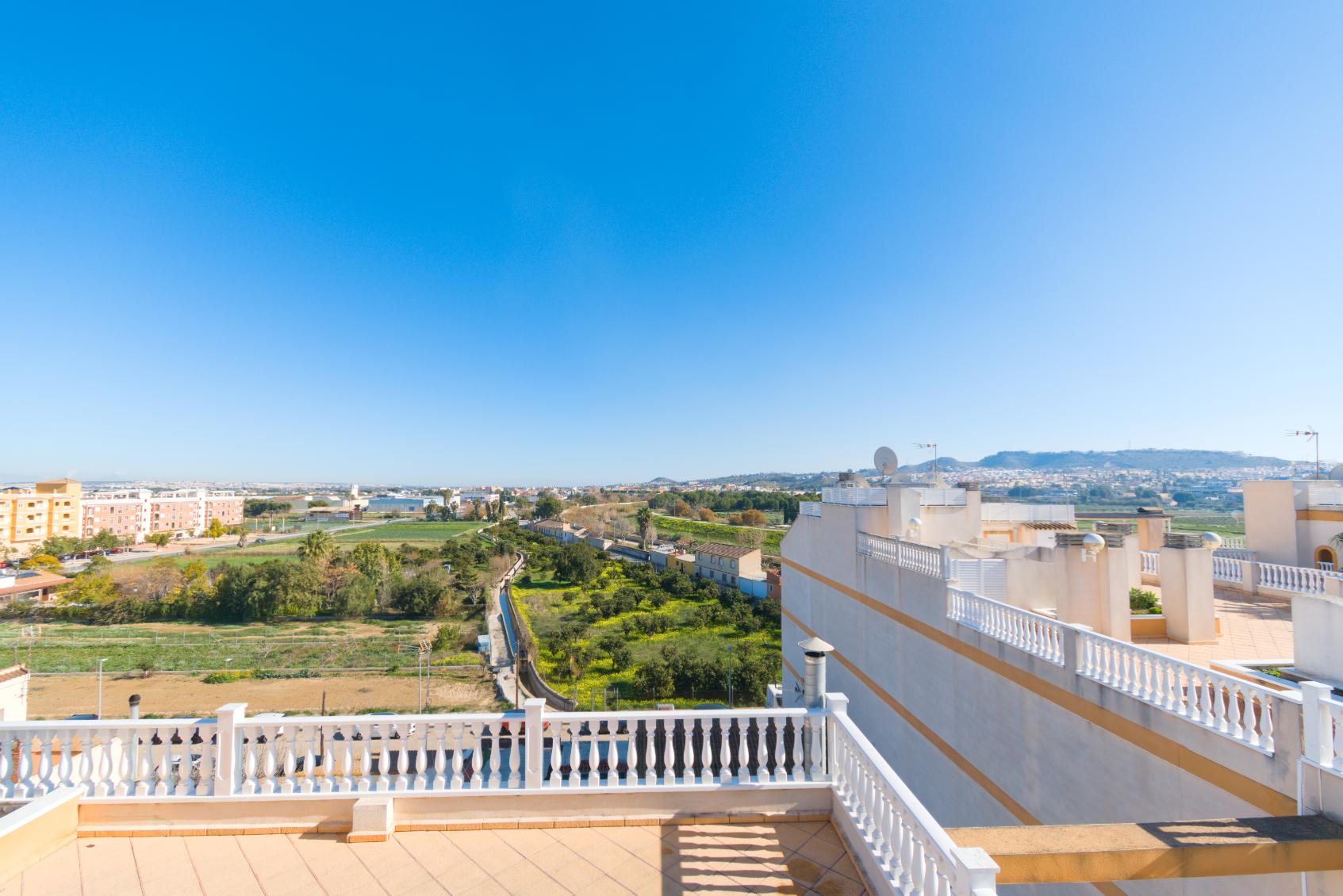 20657 (21) 2 Bed 2 Bath Apartment with large communal rooftop pool and gardens