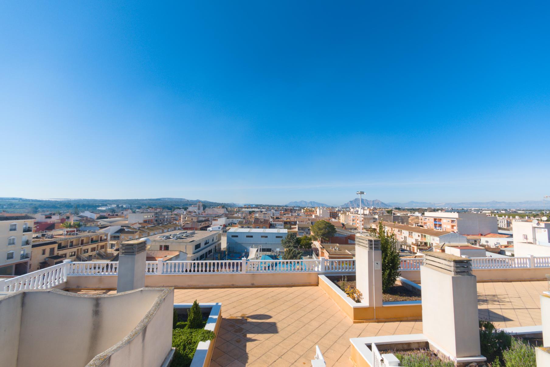 20657 (22) 2 Bed 2 Bath Apartment with large communal rooftop pool and gardens