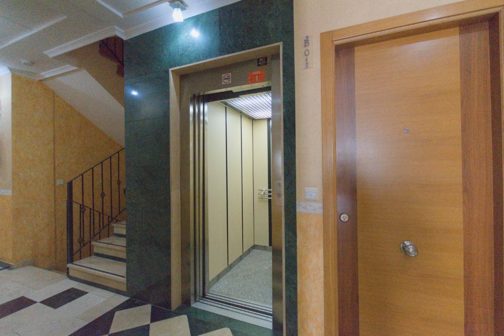 20657 (23) 2 Bed 2 Bath Apartment with large communal rooftop pool and gardens