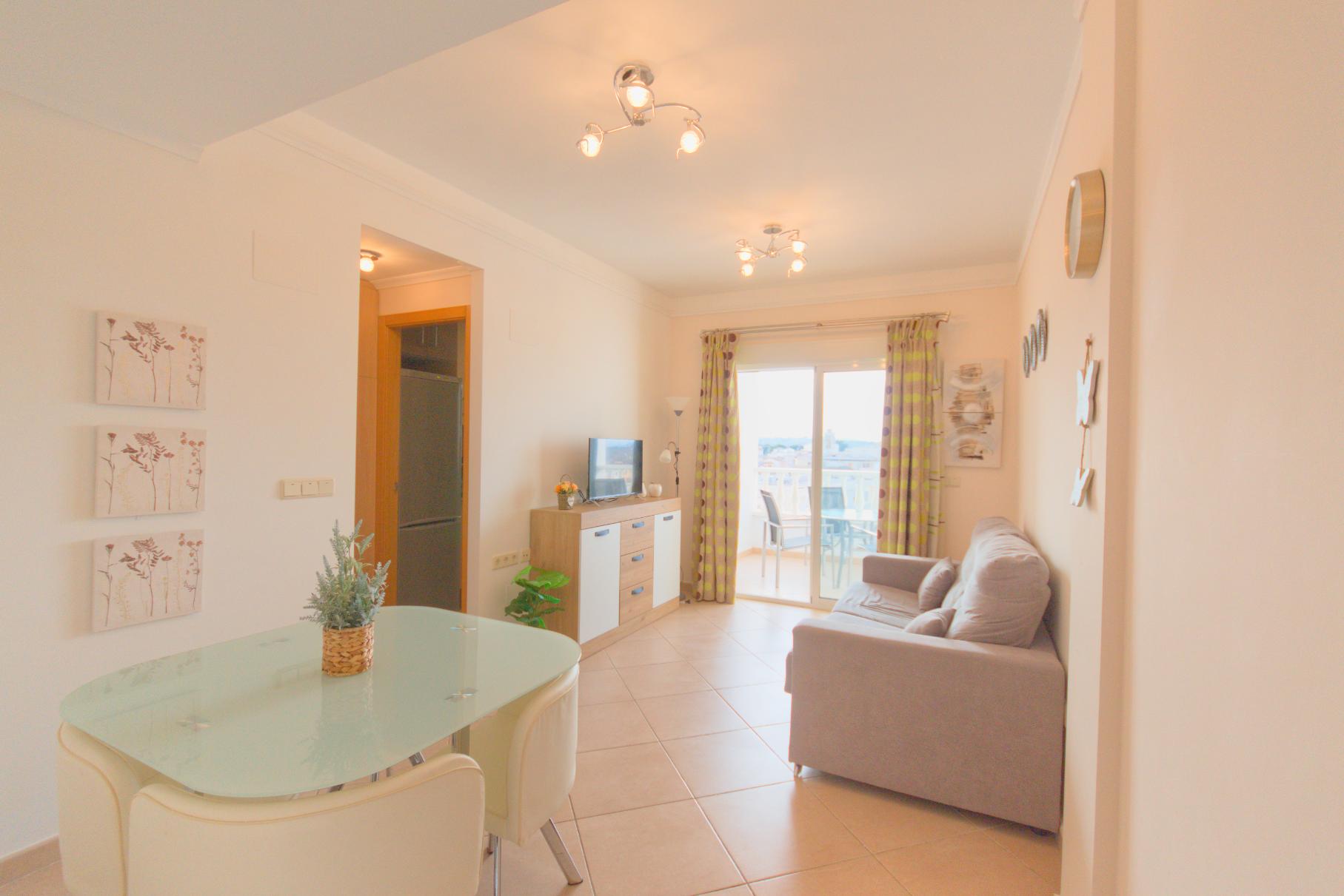 20657 (25) 2 Bed 2 Bath Apartment with large communal rooftop pool and gardens