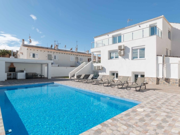 6 Bed 6 Bath Modern Villa 5 Min From Beach