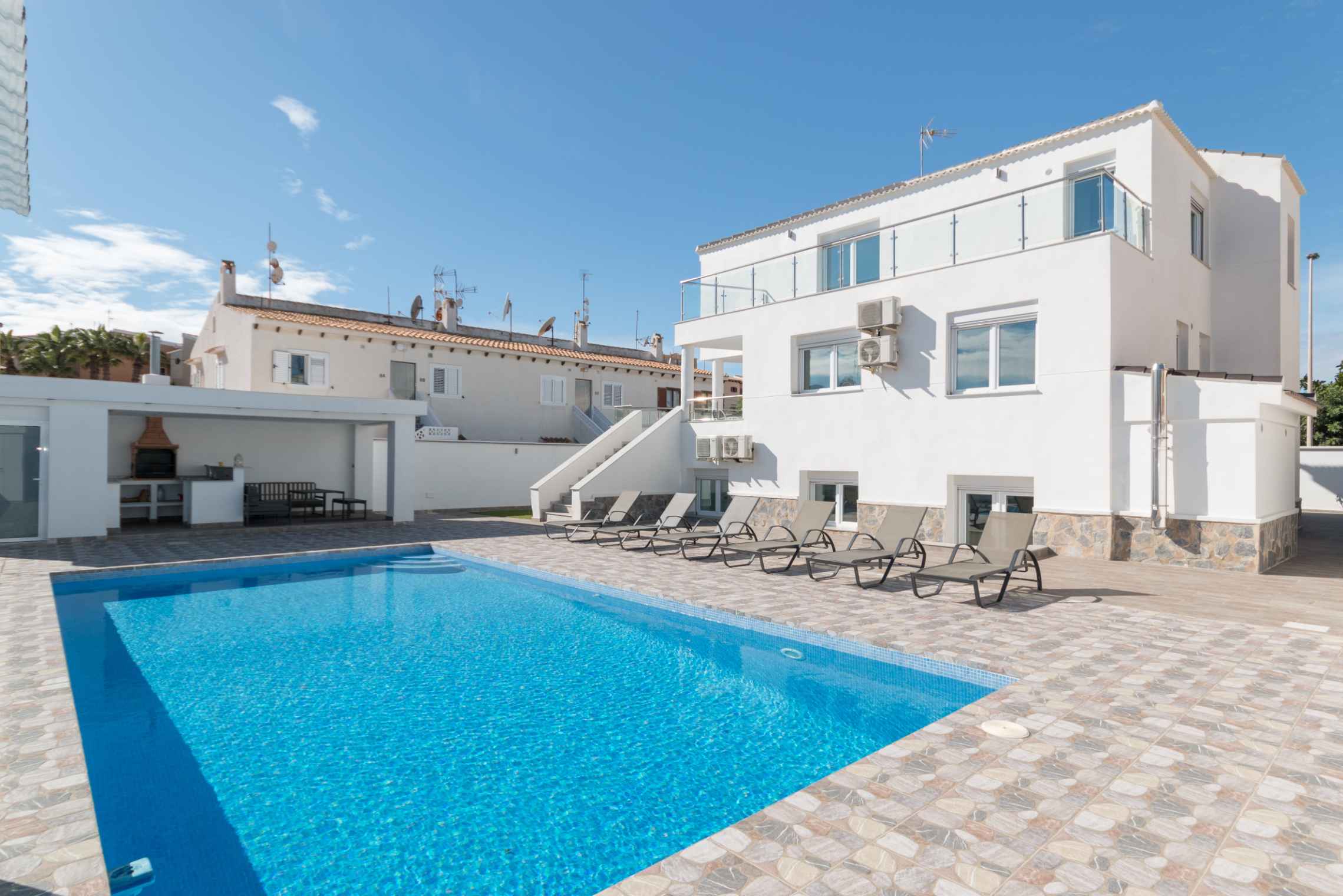 6 Bed 6 Bath Modern Villa 5 Min From Beach
