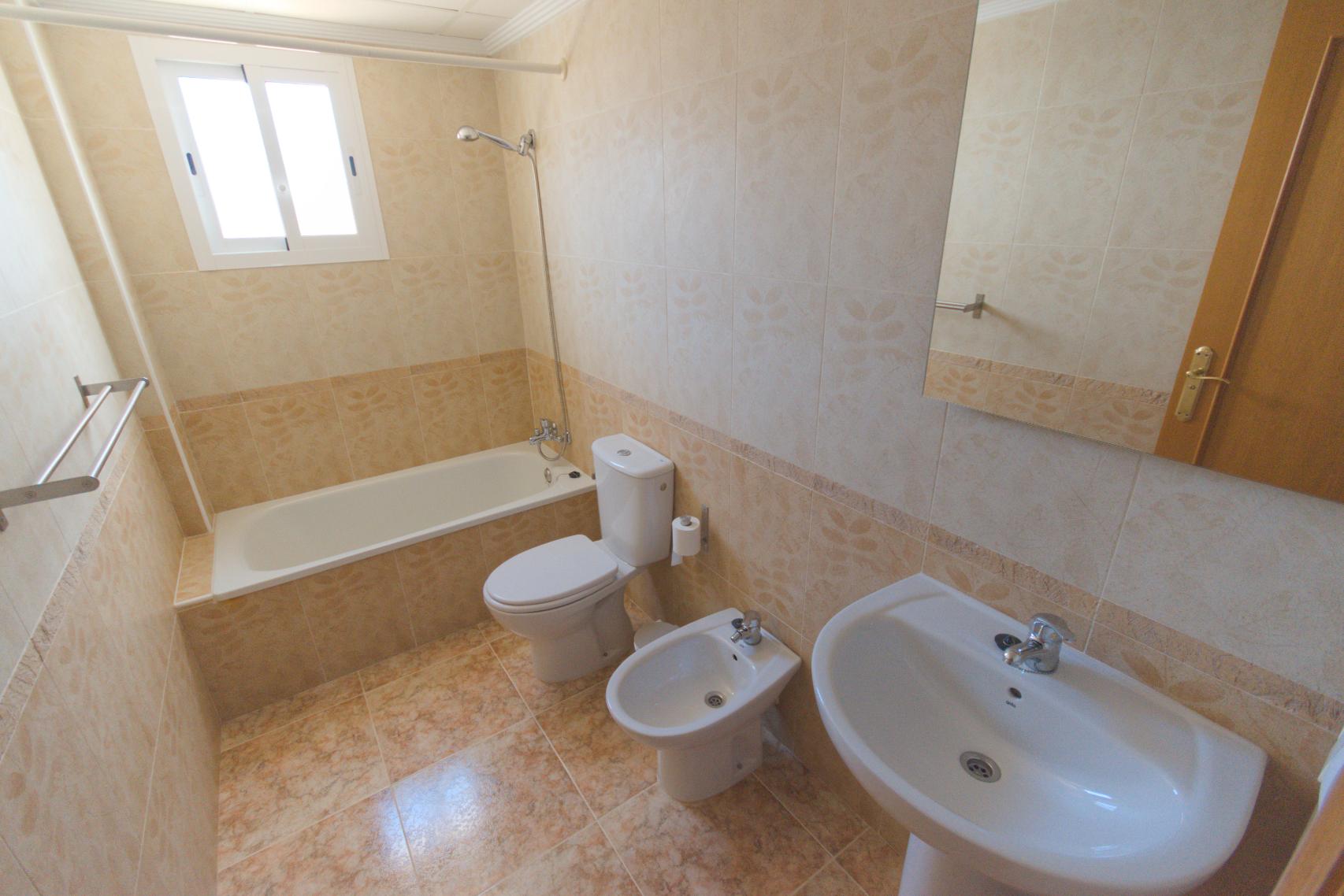 Top Floor Apartment, Solarium and Large Garden