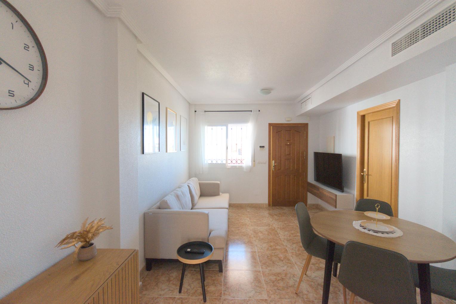 Top Floor Apartment, Solarium and Large Garden