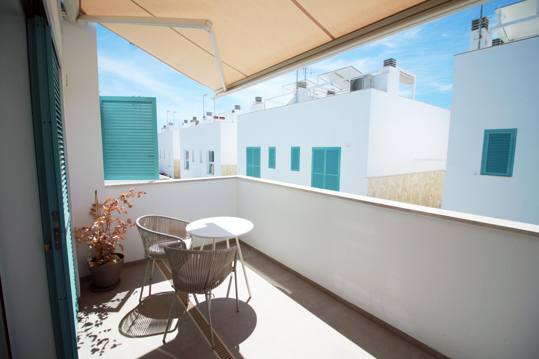 New Stunning Top Floor Apartments with Private Pool!