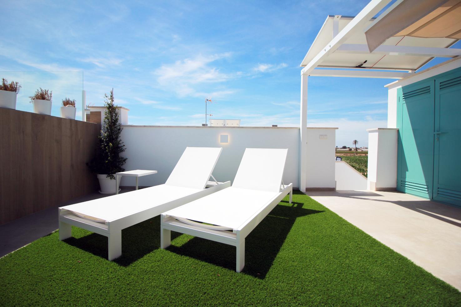 New Stunning Top Floor Apartments with Private Pool!