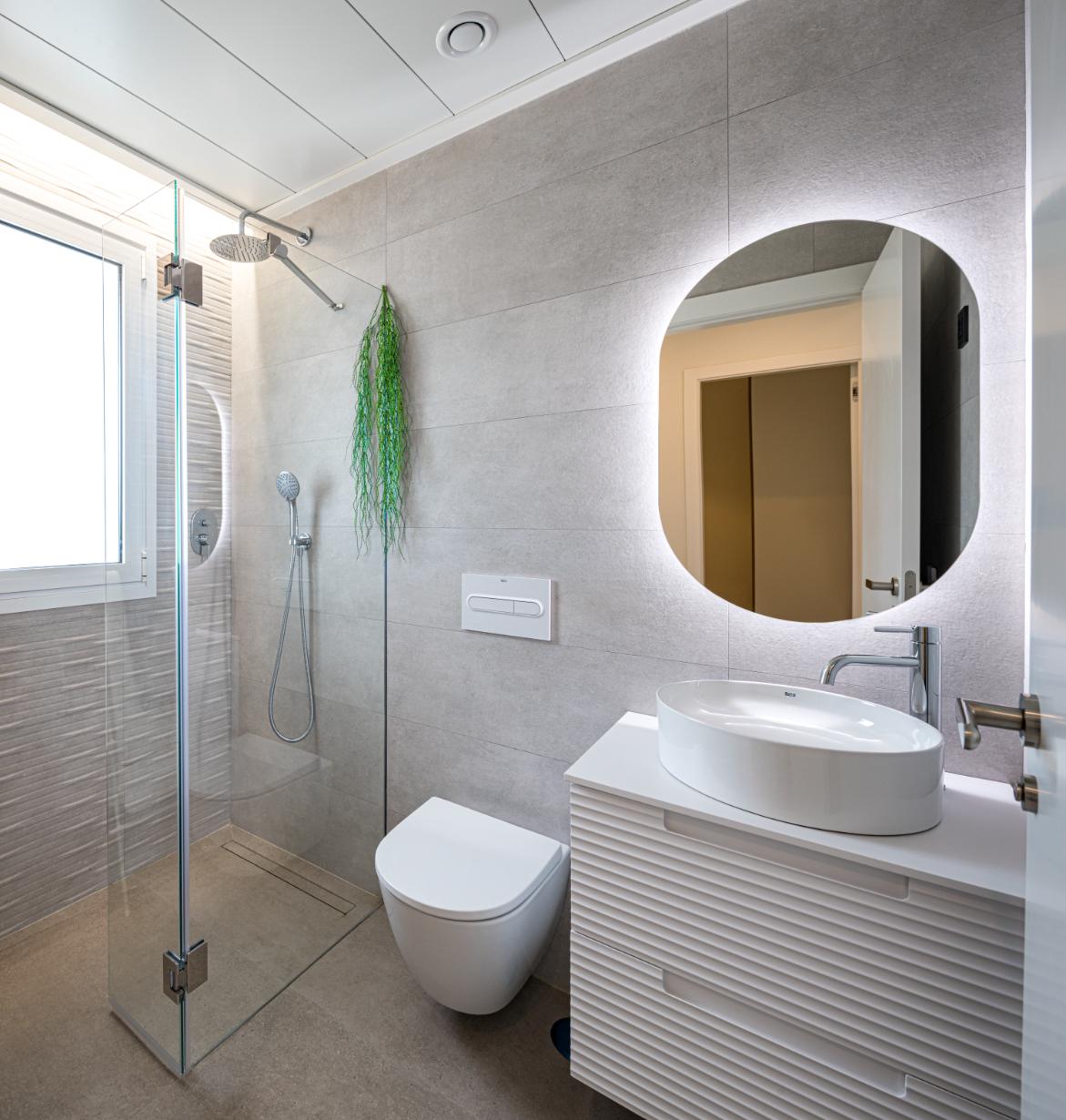 New Stunning Top Floor Apartments with Private Pool!