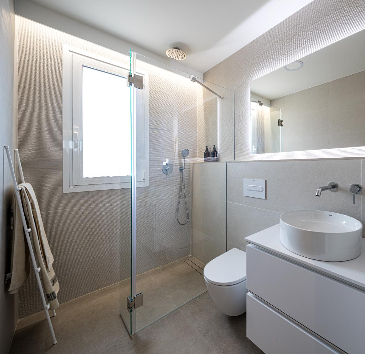 New Stunning Top Floor Apartments with Private Pool!