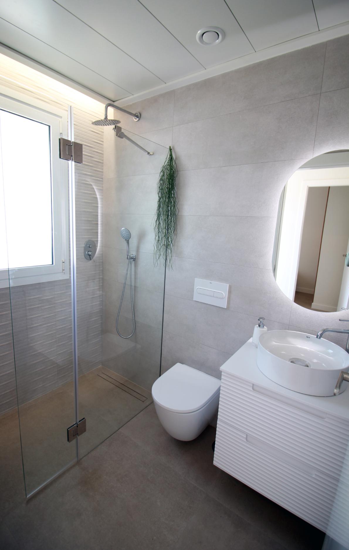 New Stunning Top Floor Apartments with Private Pool!