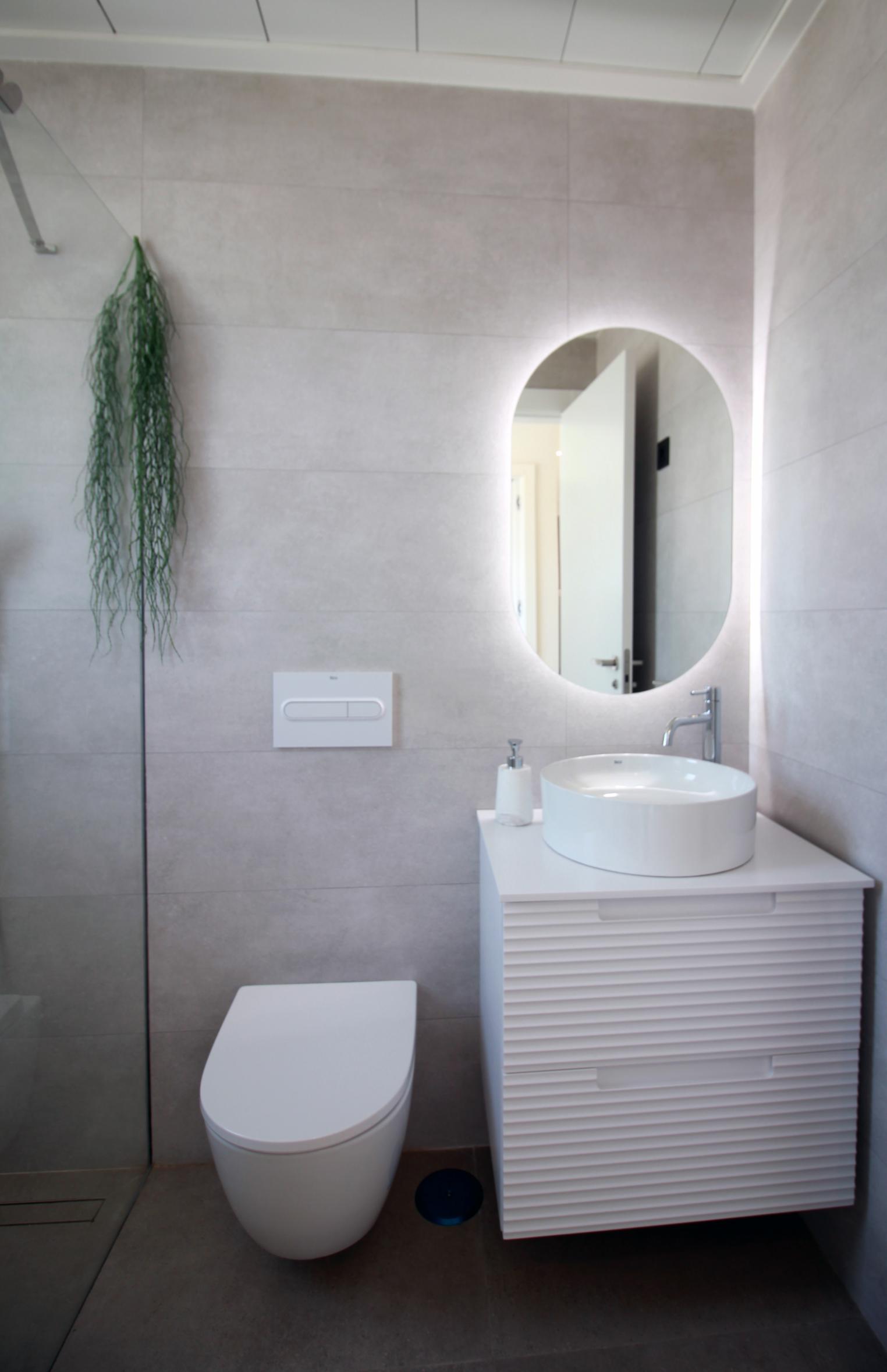 New Stunning Top Floor Apartments with Private Pool!