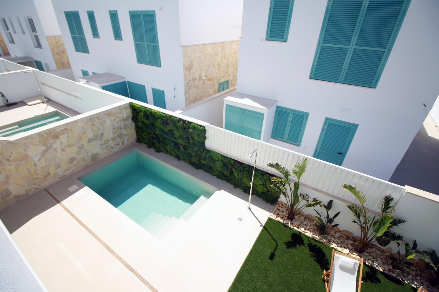 New Stunning Top Floor Apartments with Private Pool!