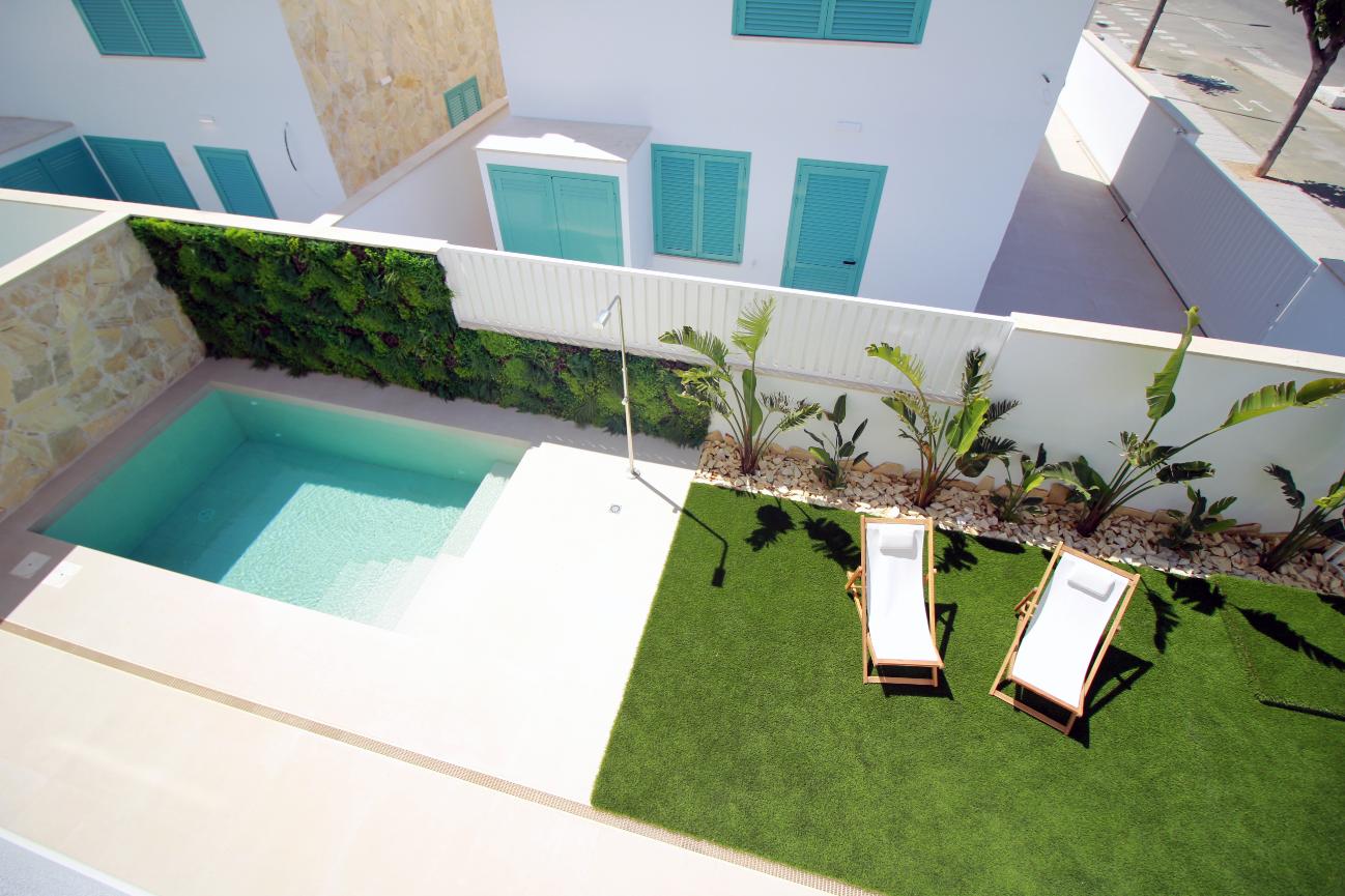 New Stunning Top Floor Apartments with Private Pool!