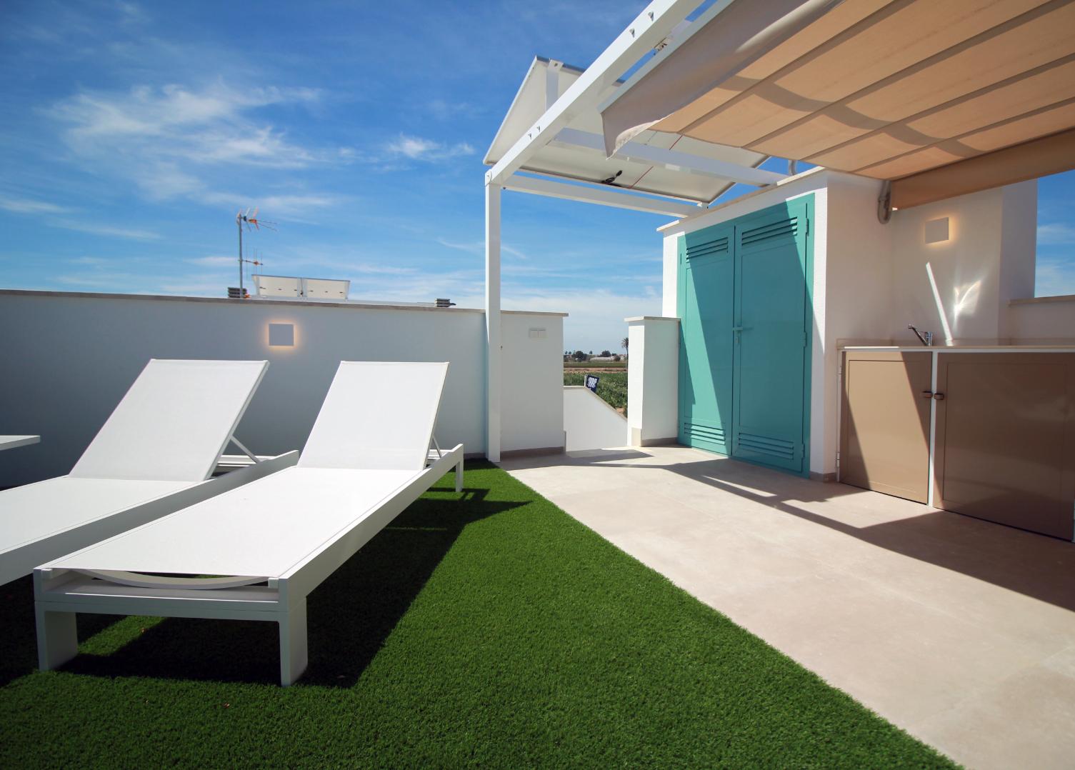 New Stunning Top Floor Apartments with Private Pool!