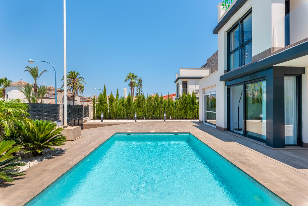 24679 (10) Modern Villas Close to La Manga Beach