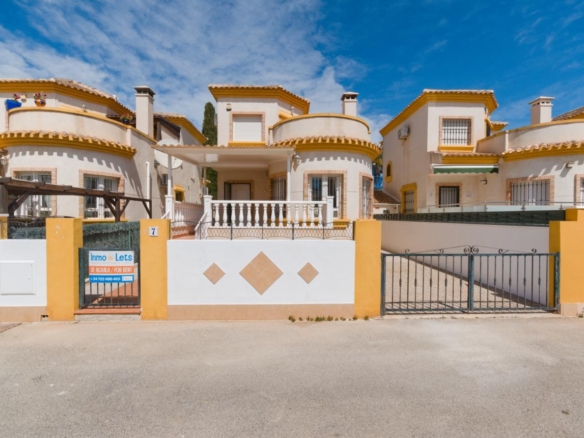 3 Bed Villa with Private Pool close to Amenities