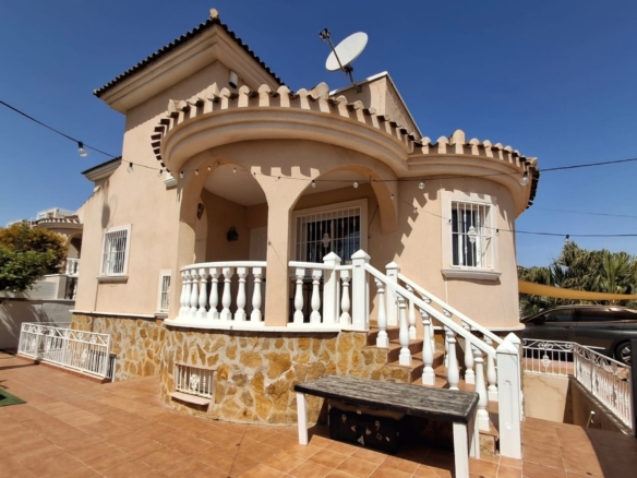 19181 | Villa Detached in Doña pepa